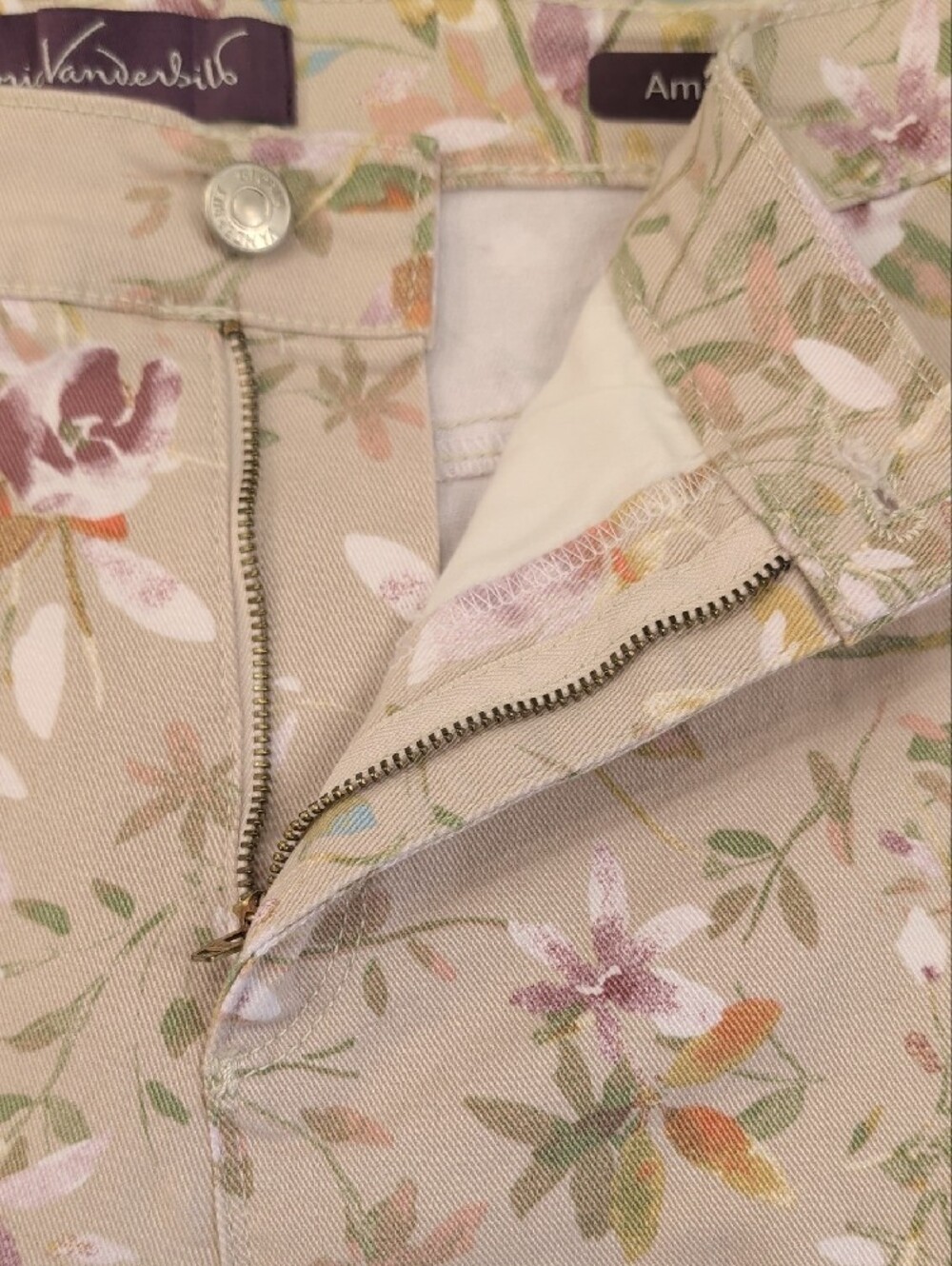 Gloria Vanderbilt Amanda Floral Jeans Size 12 Short| Beige Stretch Crop - Picture 5 of 9